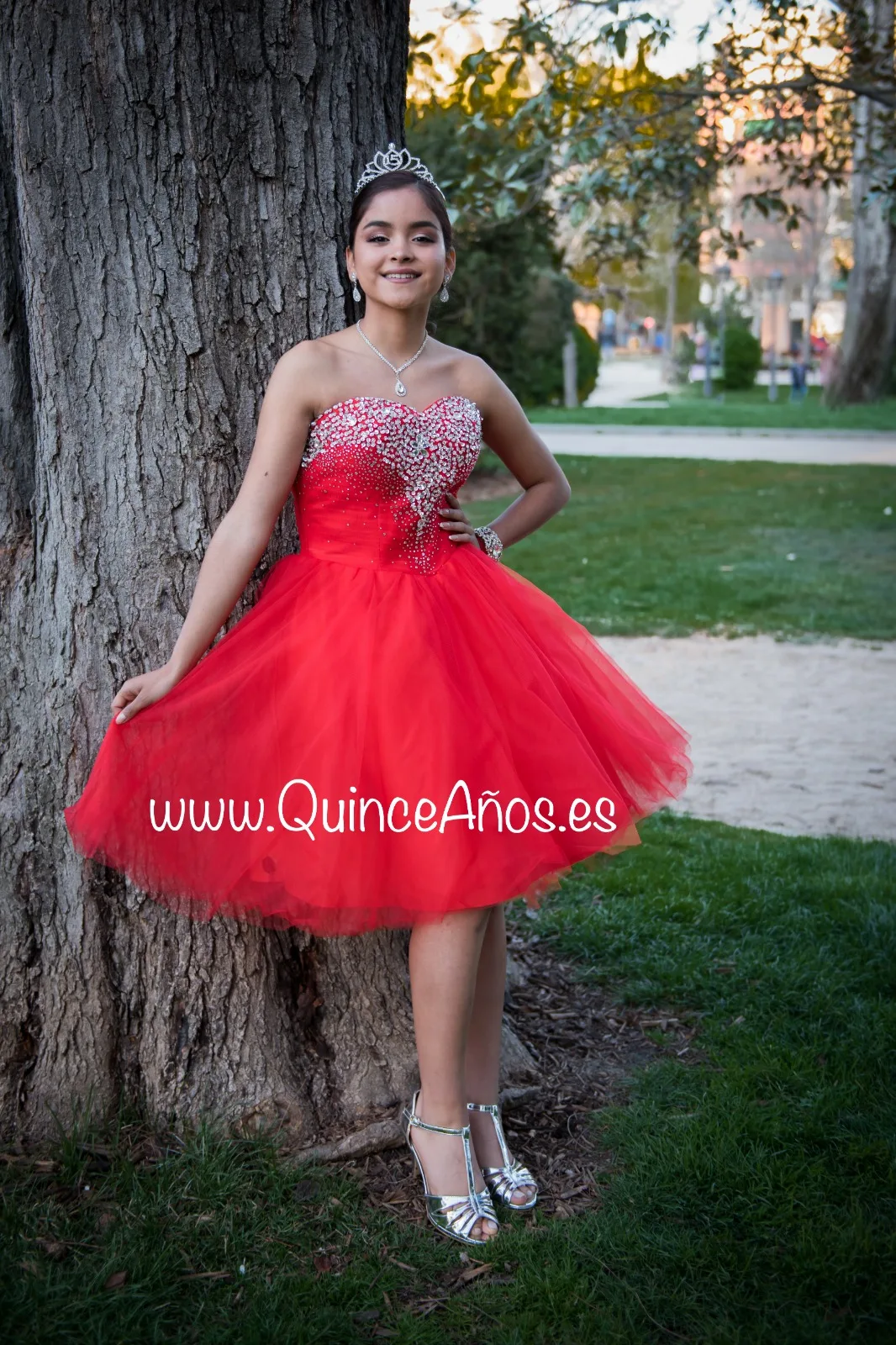Vestido corto rojo con pedreria