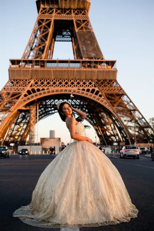 ¡Vive París con Vestidos 15!