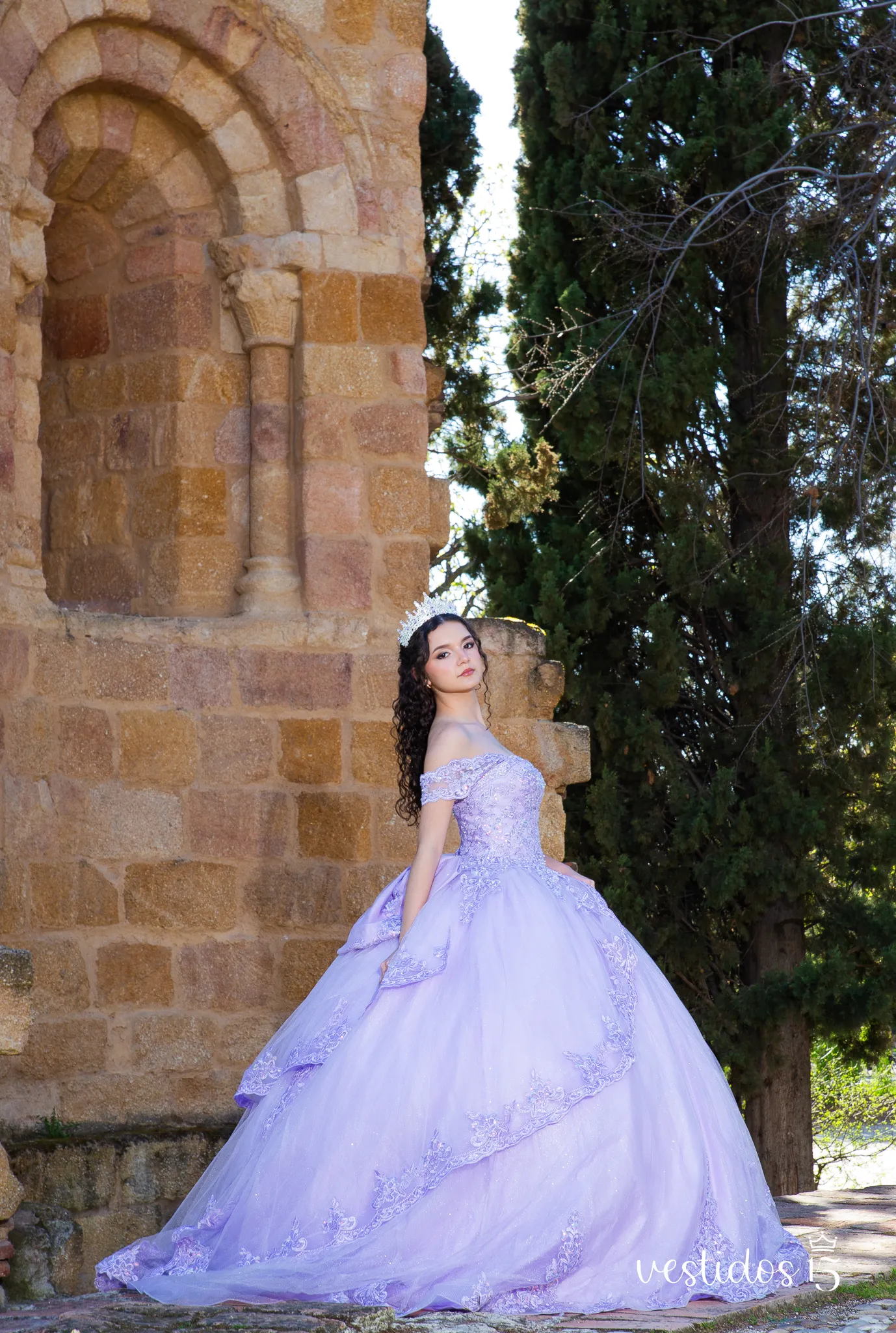niñas quinceañeras con vestido color morado
