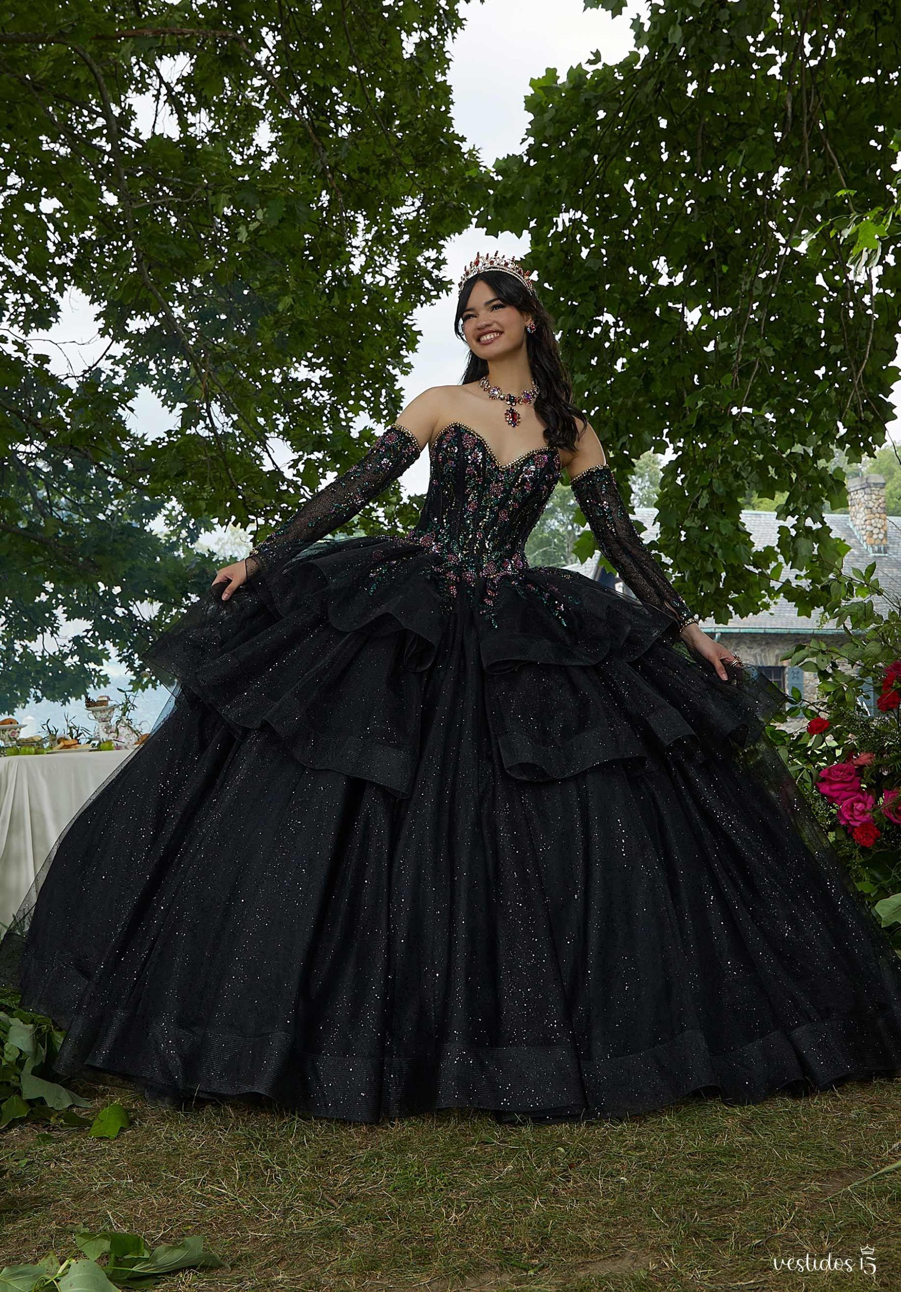 Vestido de 15 años Ariana Negro con plateado