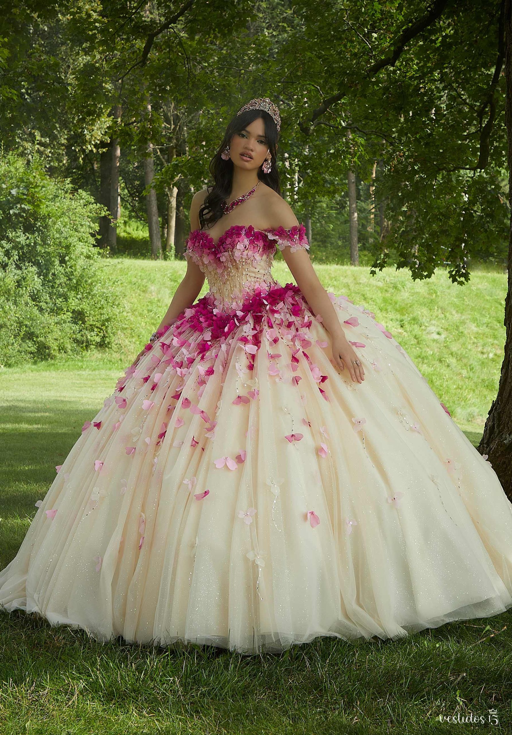 Vestido de 15 años Ailén Amarillo con flores rosas