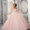 Vestido de quinceañera rosa princesa con encaje floral y escote off-shoulder