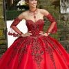 Vestido de 15 años rojo corte princesa con encaje y pedrería