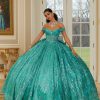 Vestido de quinceañera aguamarina corte princesa con escote bardot y detalles brillantes