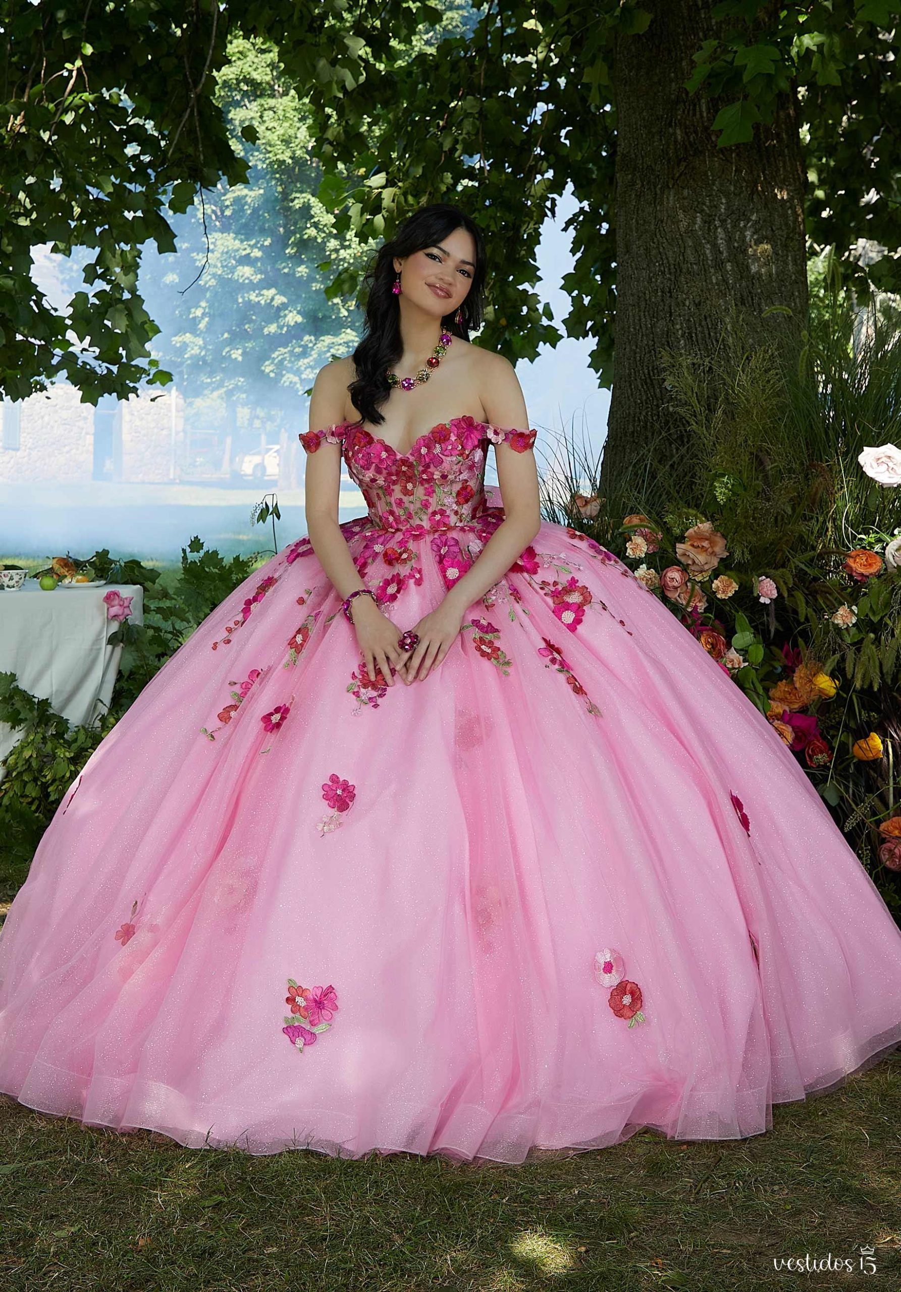 Vestido de 15 años Aitana Rosa con flores fucsias