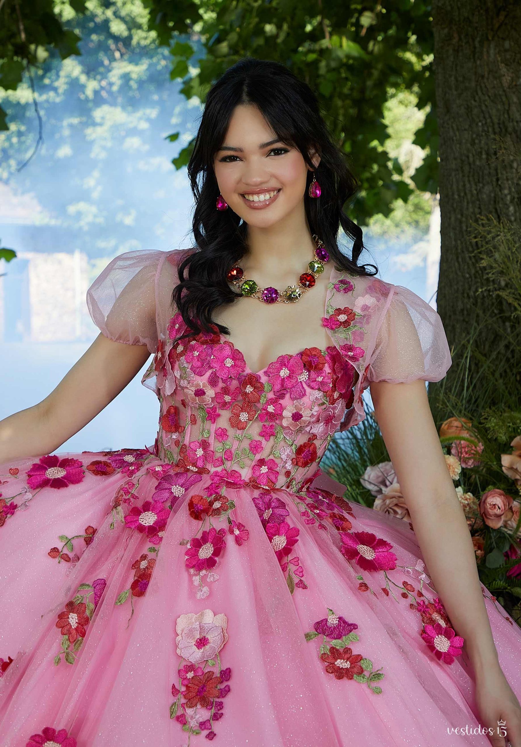 Alternative view of Vestido de 15 años Aitana Rosa con flores fucsias