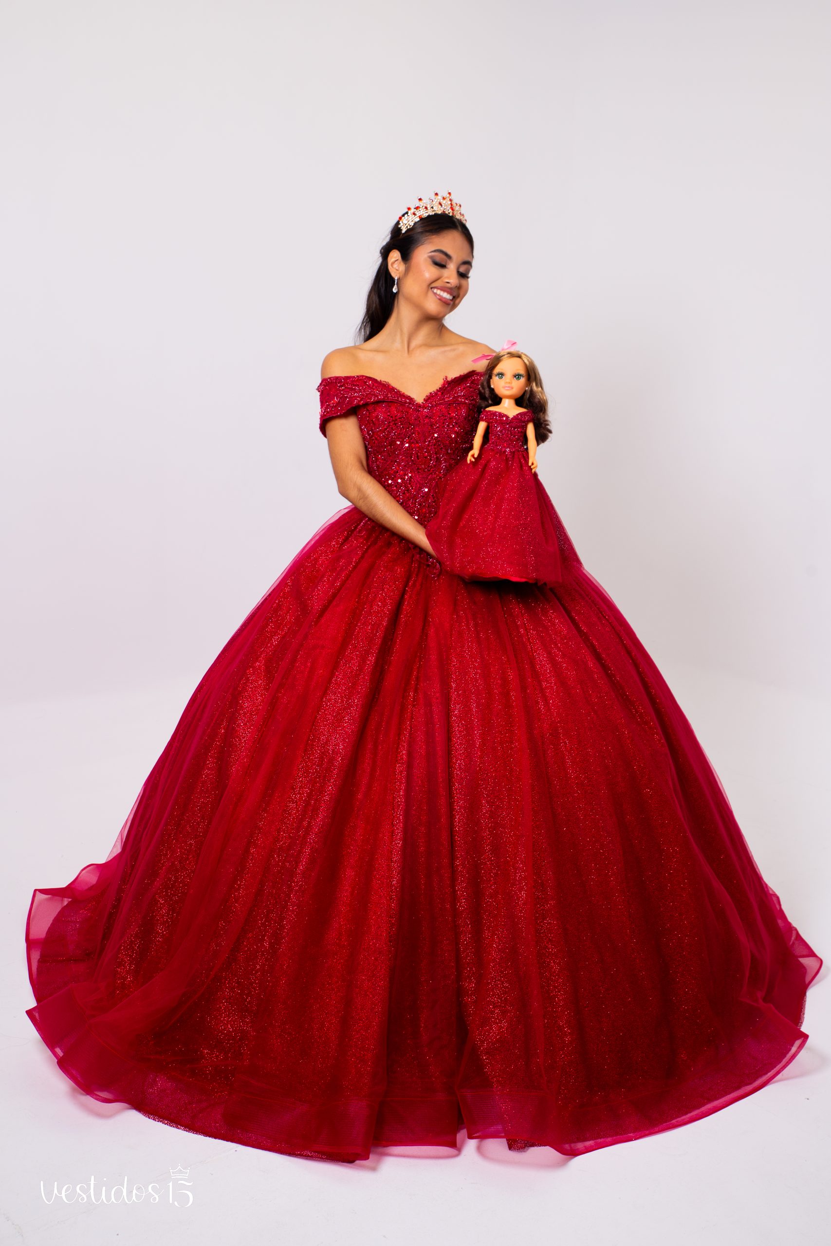 Alternative view of Muñeca Quinceañera Roja