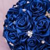 Ramo azul de quinceañera con rosas de satén y pedrería