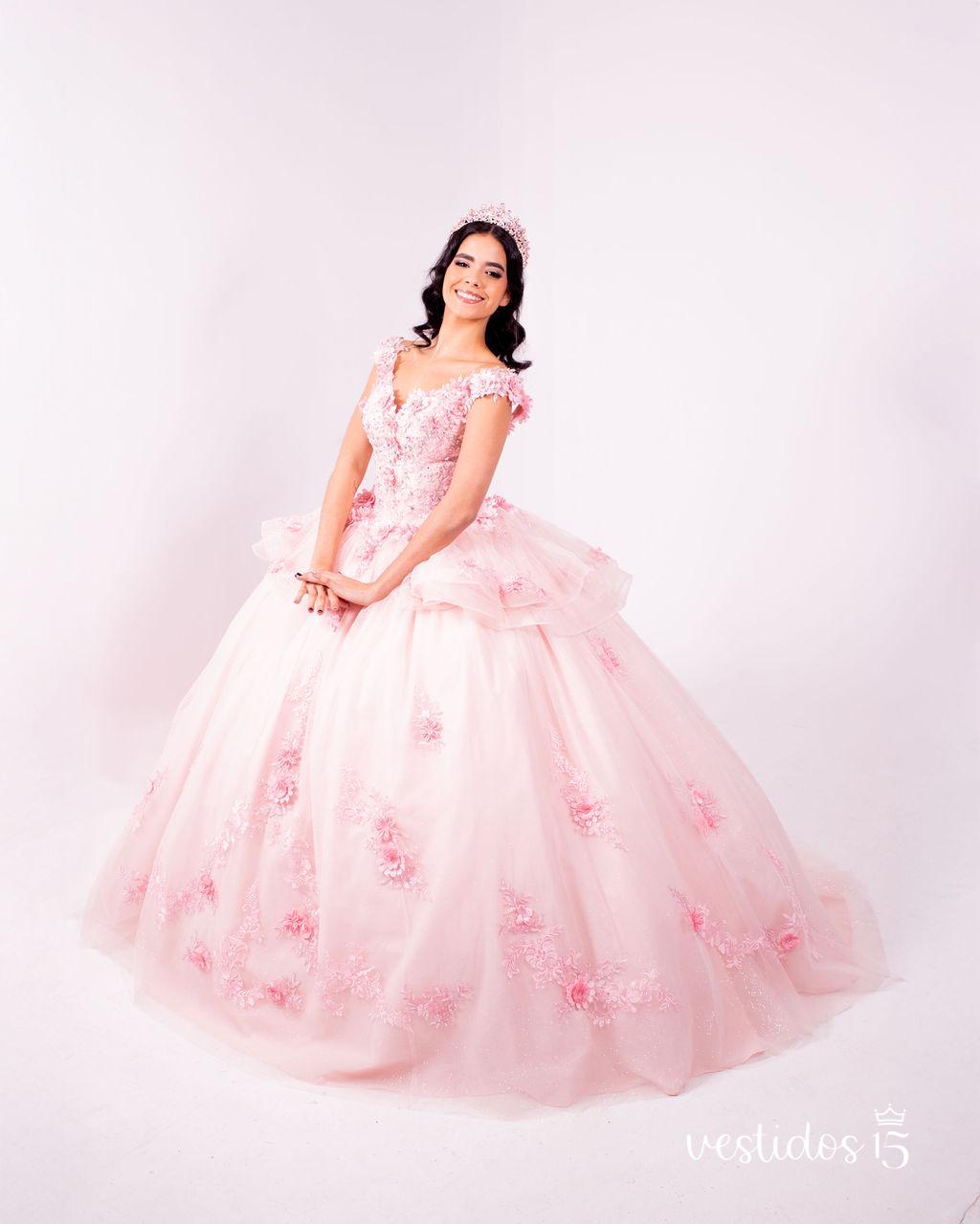 Vestido de 15 años con vuelos
