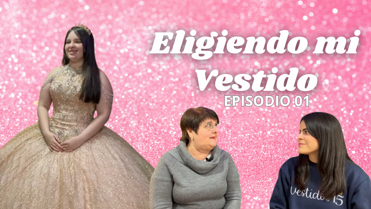 Joven sonriente sosteniendo un vestido de quinceañera rosa pastel durante el reality Eligiendo Mi Vestido.