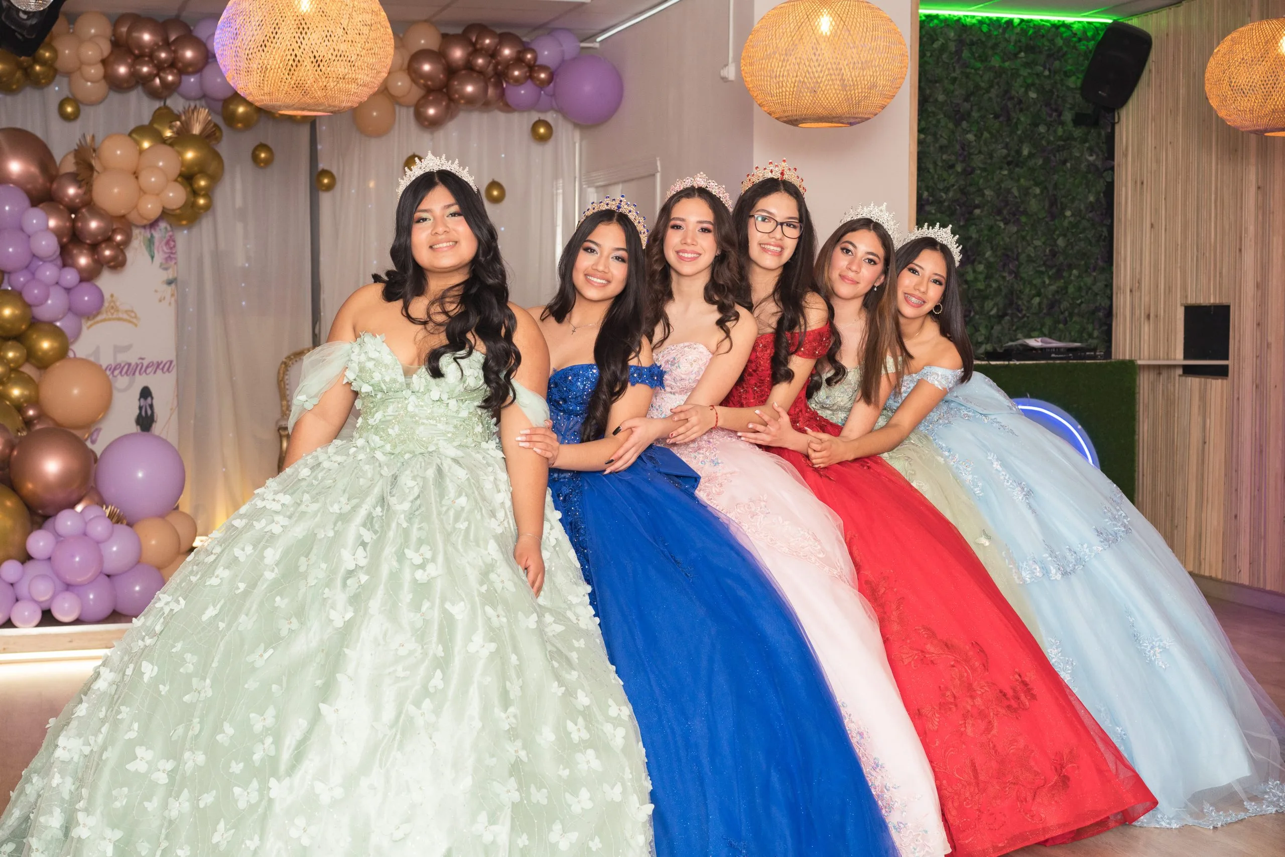Descubre la colección 2025: Vestidos de 15 Años Inspirados en Princesas Disney Modelos con vestido inspirado en princesa de Disney sobre la pasarela de Valencia.