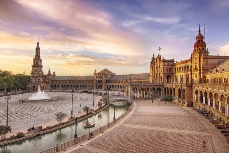 ¿Eres de Sevilla? Te dejamos ideas creativas para tu sesión de fotos de XV años.