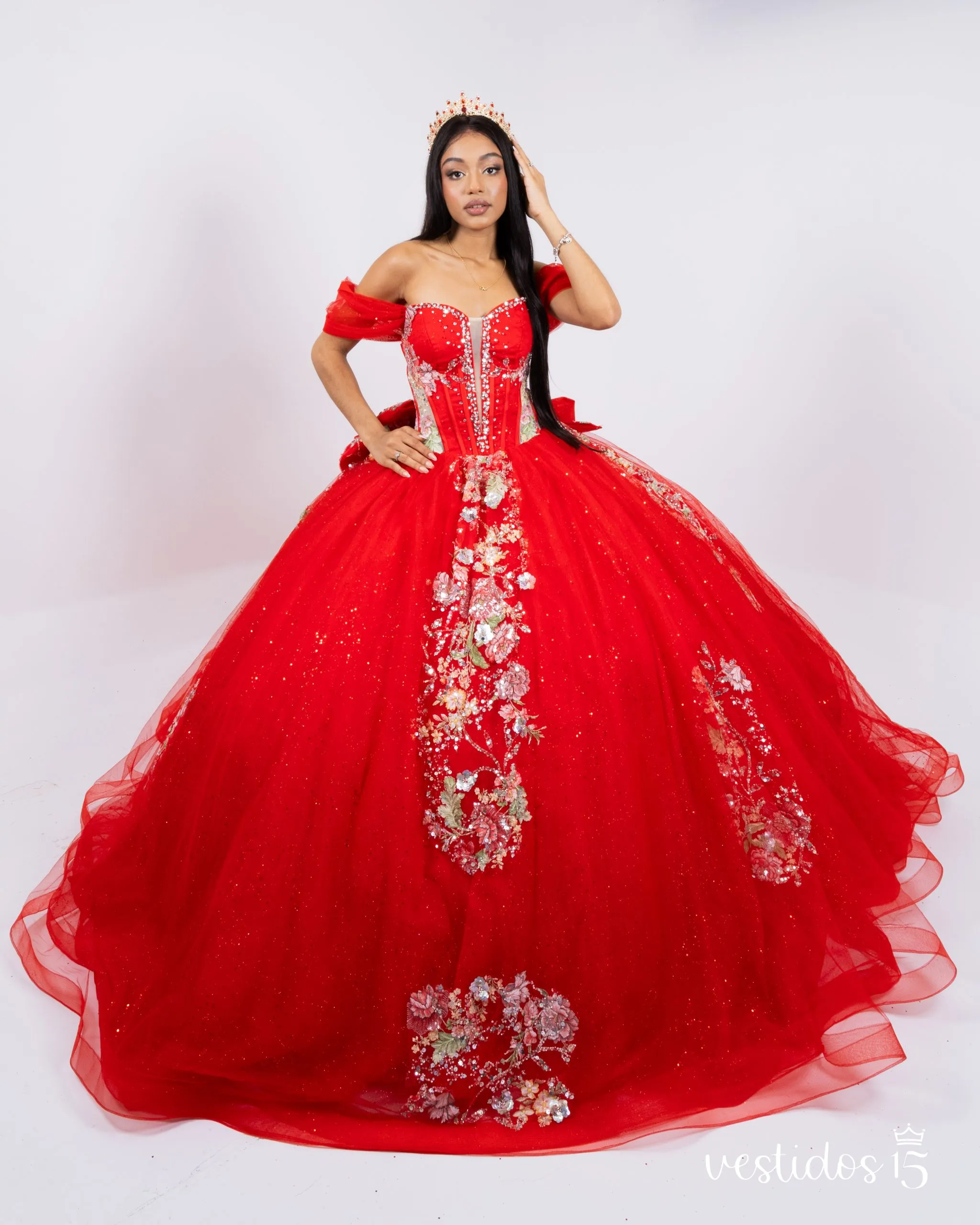 vestido de quinceañera color rojo con mangas cola y lazo