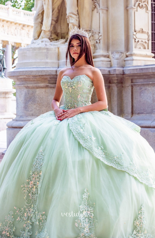 🎨 Colores de vestidos de 15 años para fiestas de día vs fiestas de noche: cómo elegir el tono perfecto