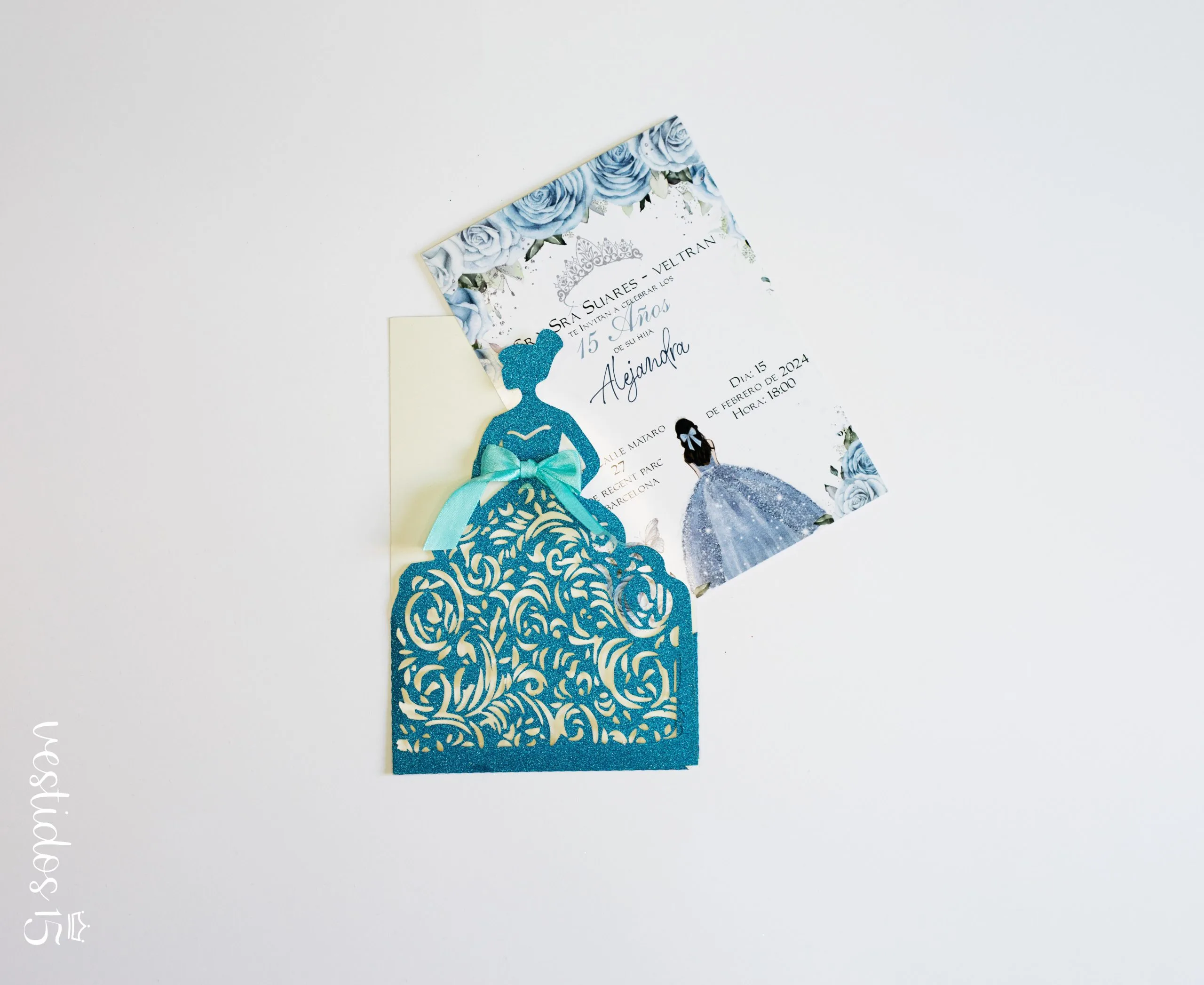 Invitacion azul troquelada de Vestidos15 — calidad y estilo para ocasiones especiales