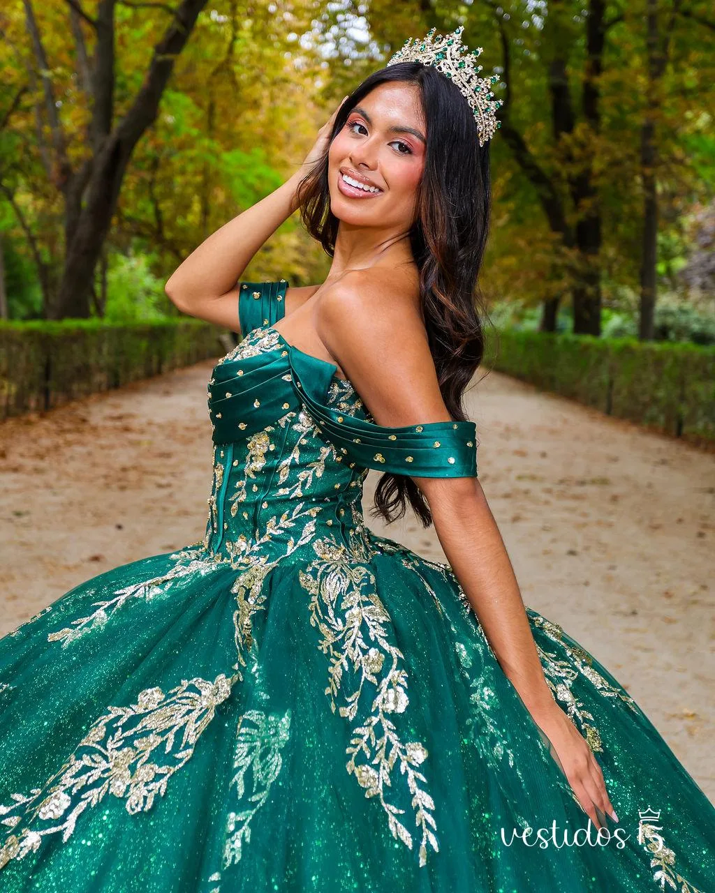 Vestido de 15 años Danna Verde con Dorado - Imagen 3