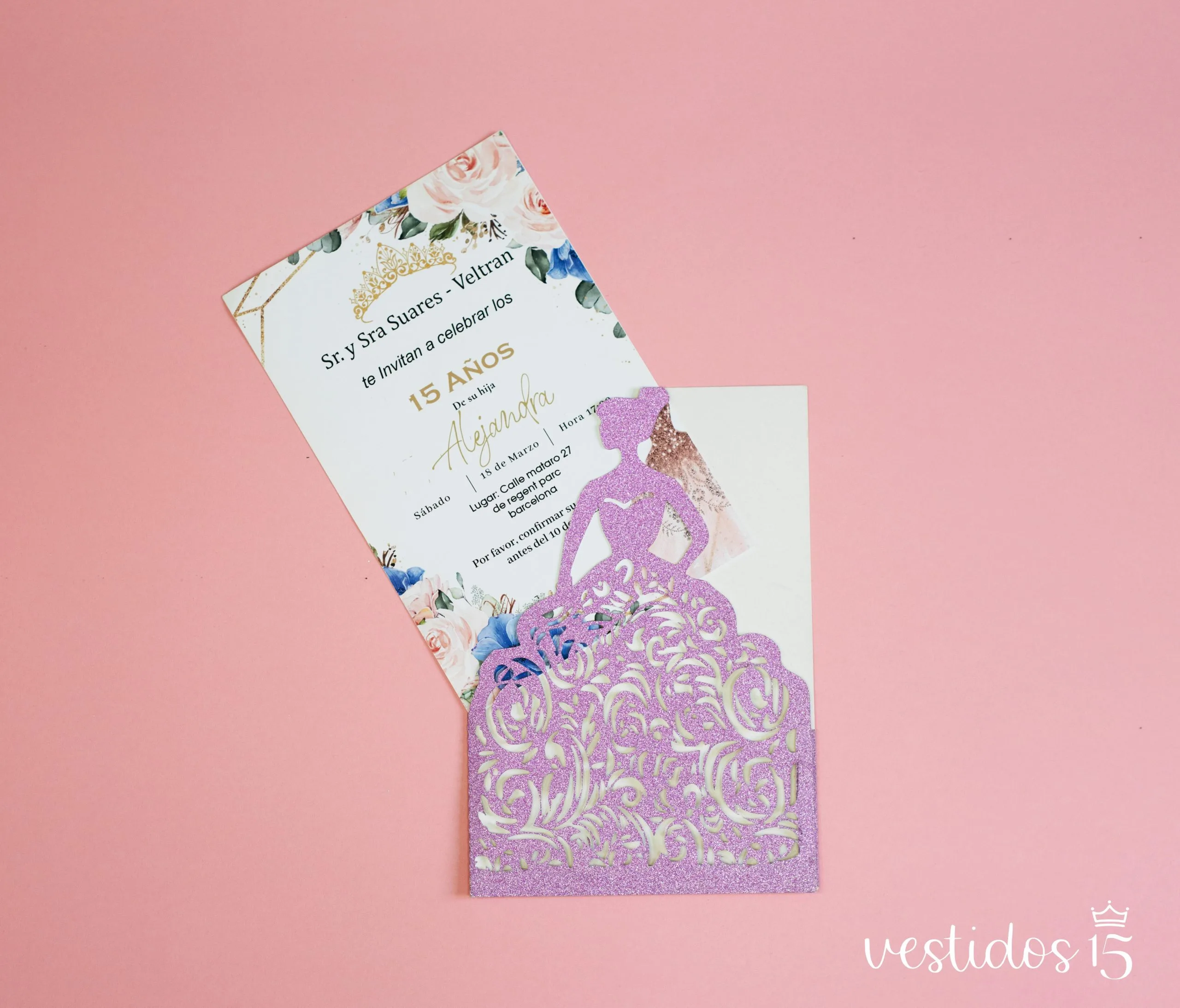 Alternative view of Invitación troquelada morado