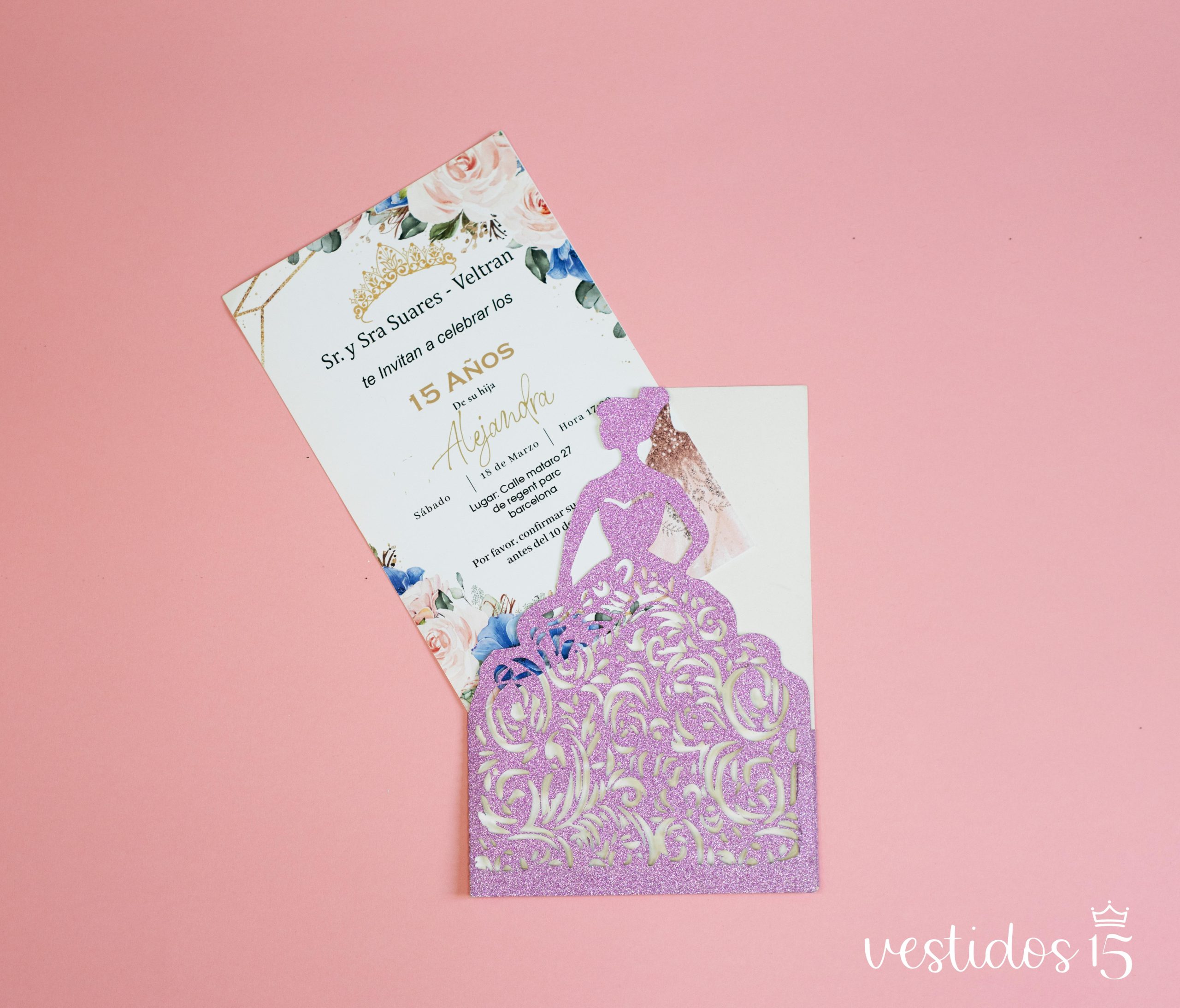 Alternative view of Invitación troquelada morado