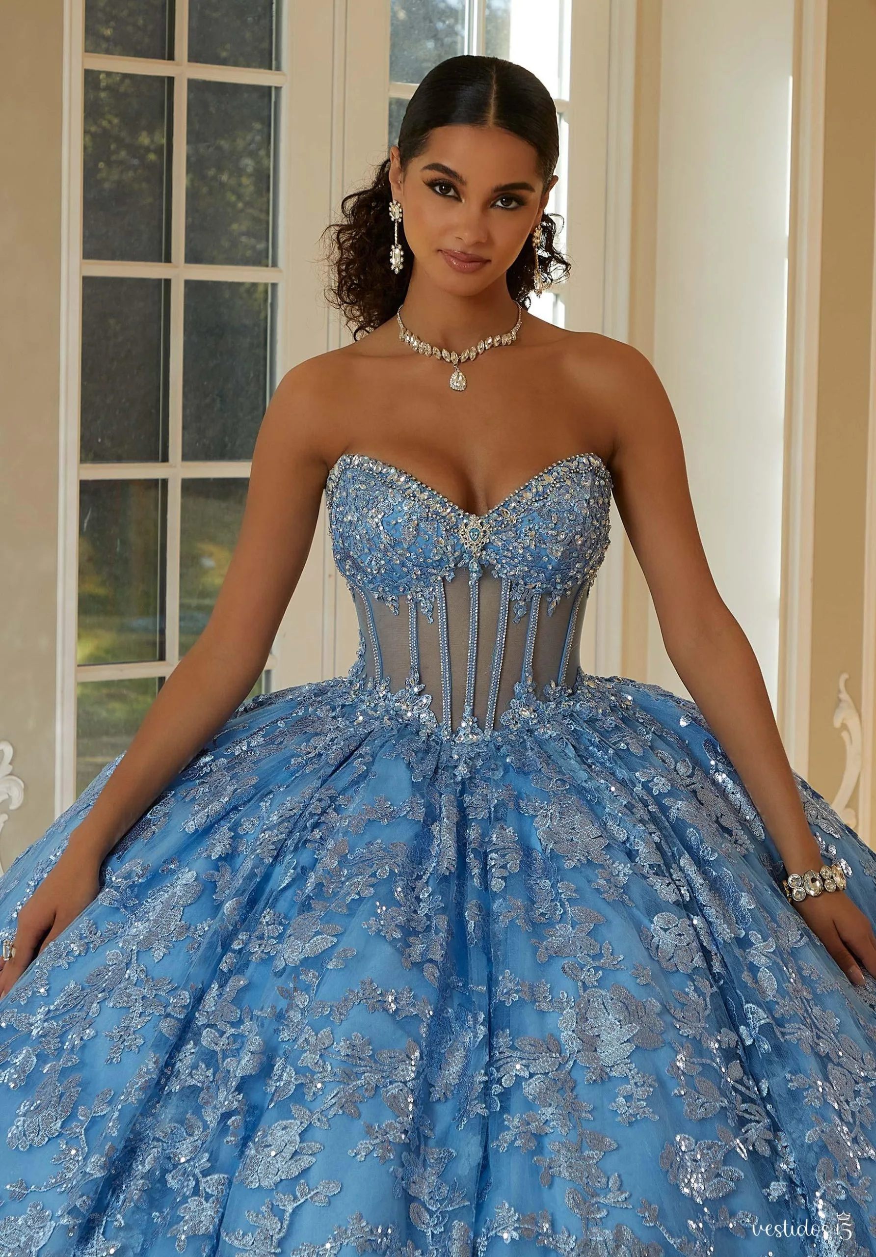 Alternative view of Vestido de 15 años Alba Azul con flores plateadas