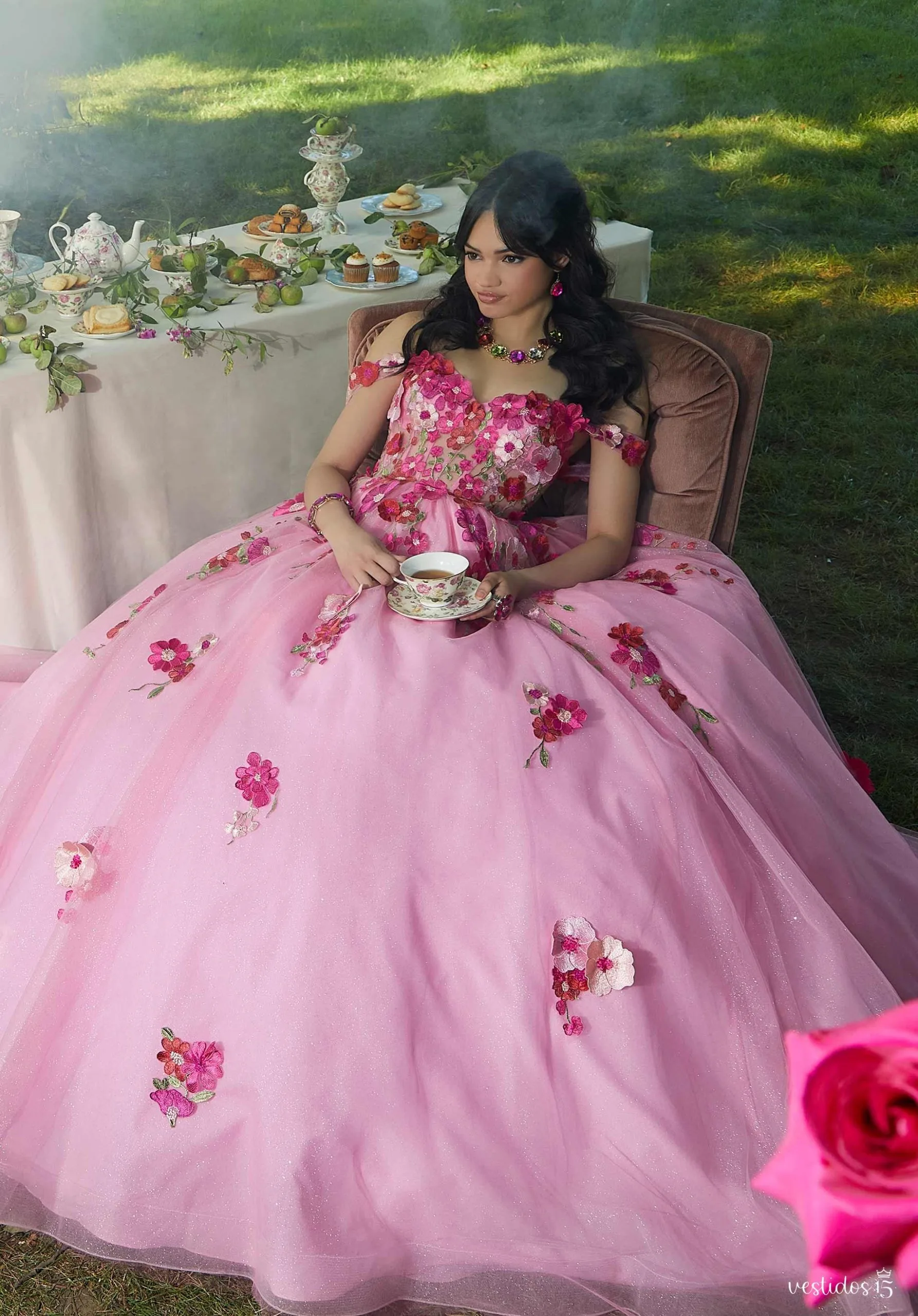 Vestido de 15 años Aitana Rosa con flores fucsias - Imagen 3