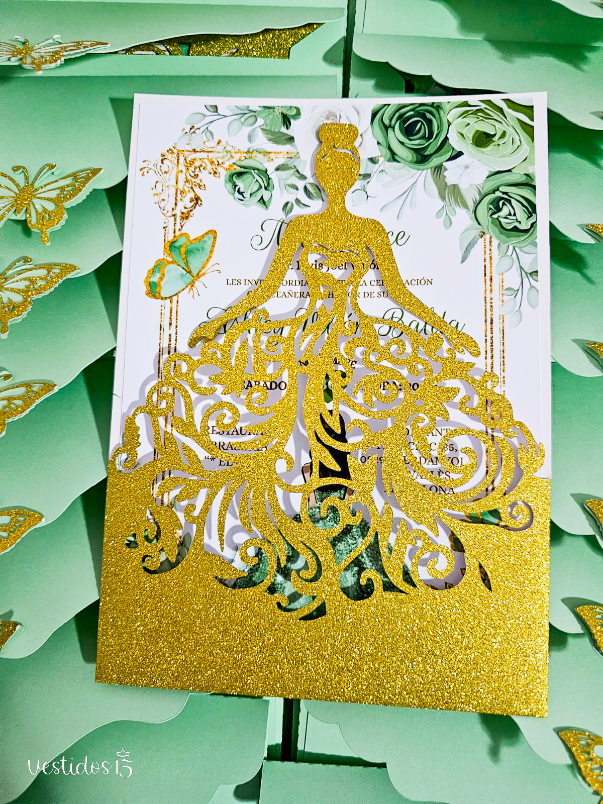 Alternative view of Invitación troquelada verde
