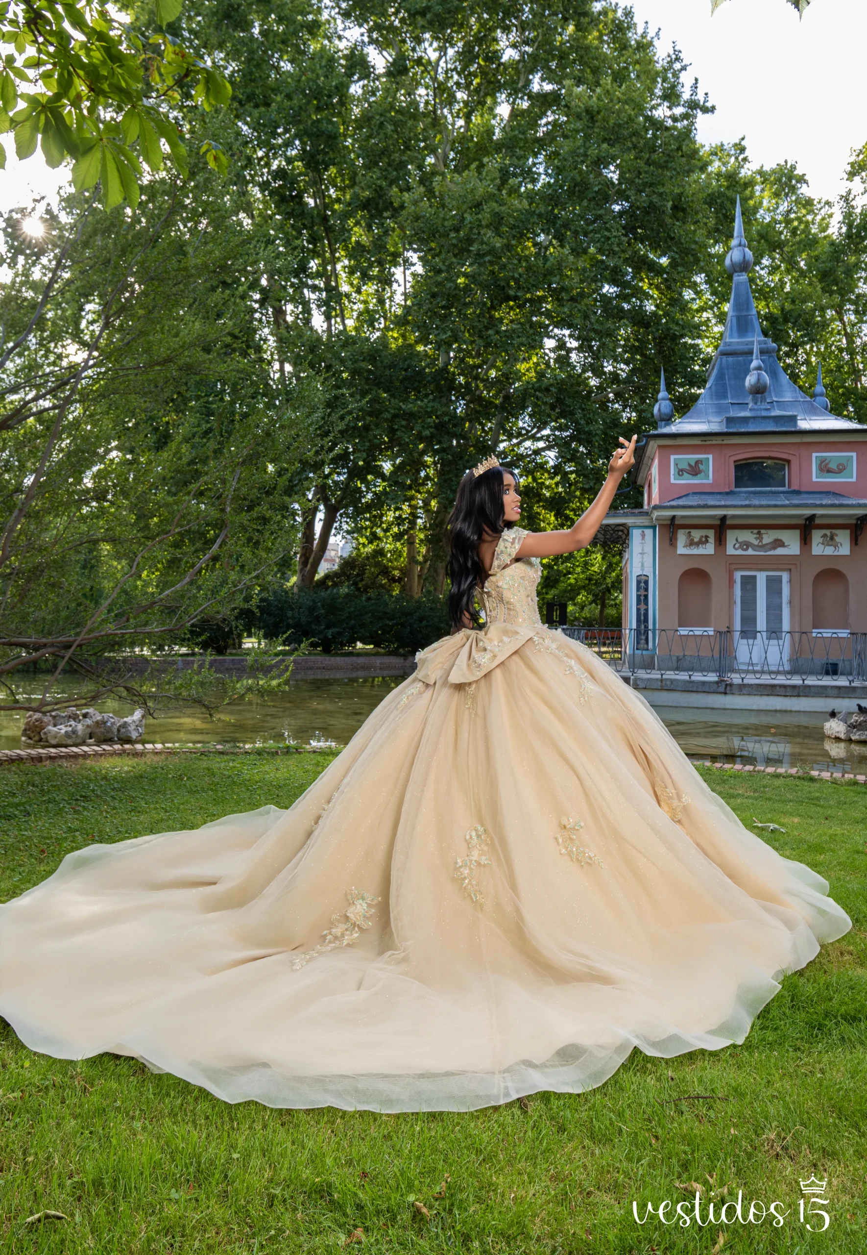 Alternative view of Vestido de 15 años en Alquiler Domenica Dorado