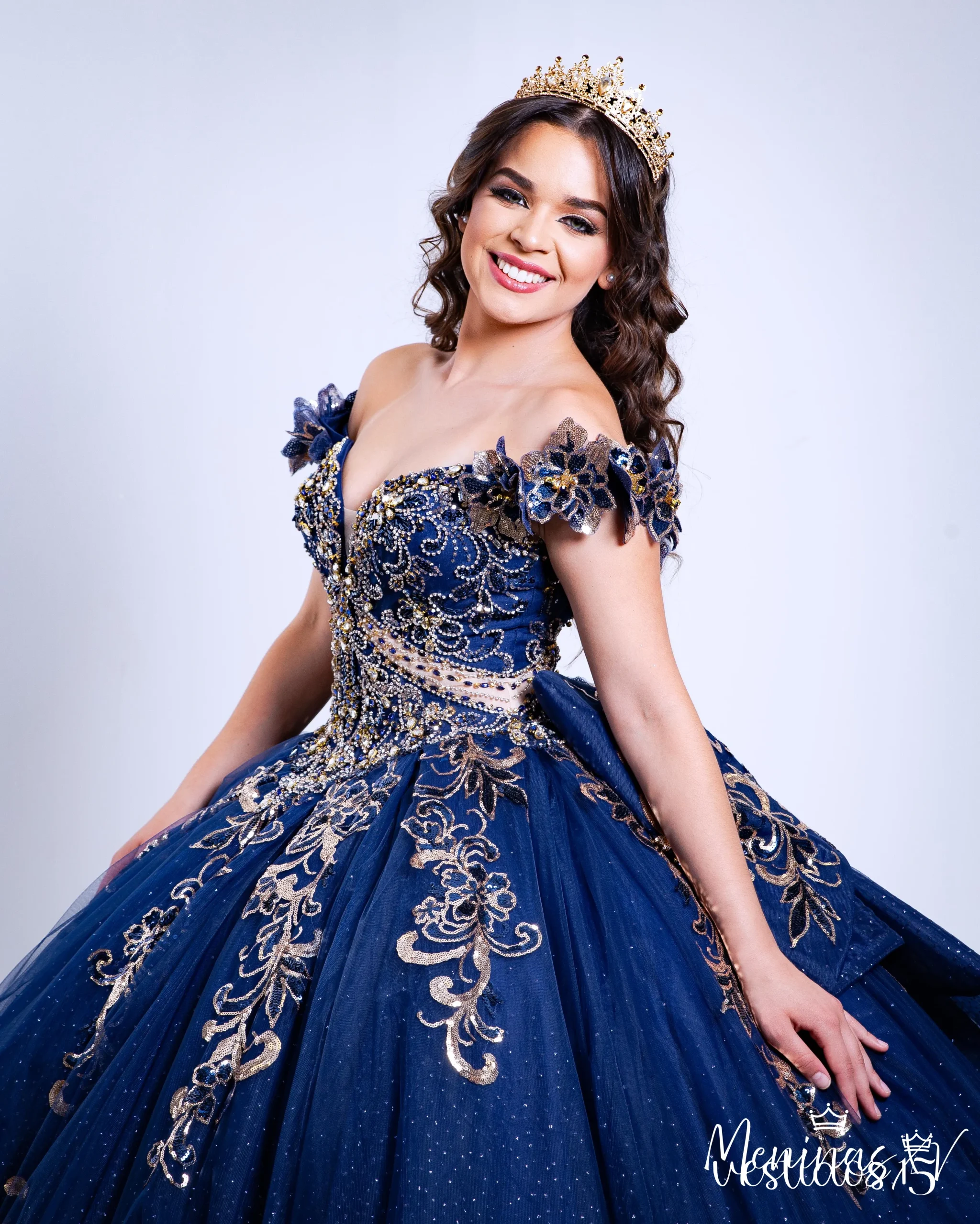 Alternative view of Vestido de 15 años Taryn Azul Rey con Dorado